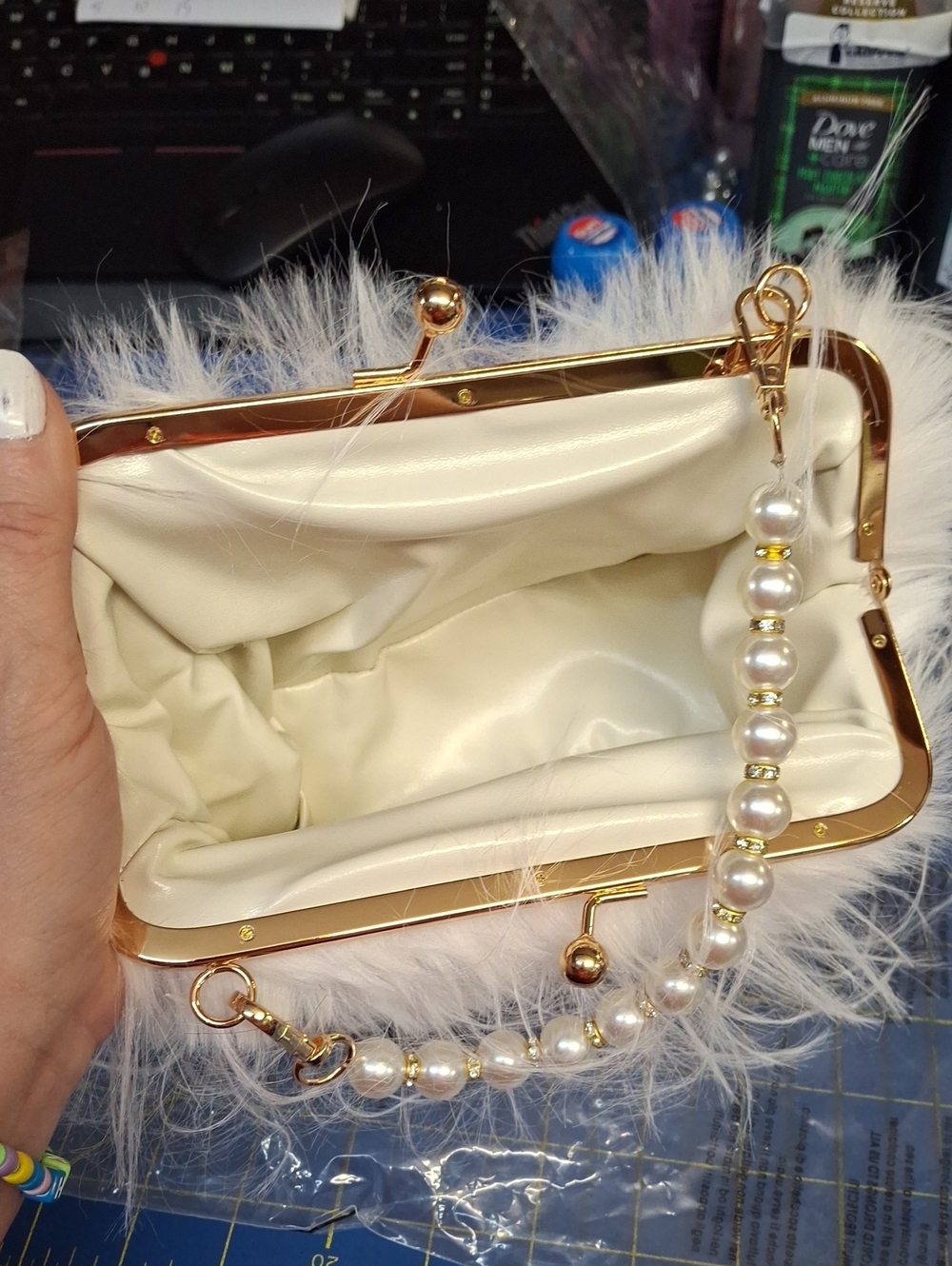 Faux Fur Pearl-Handle Clutch Handbag White Kiss Lock - 6x6x2 New - Picture 2 of 7